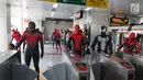 Para Spider-Man yang tergabung dalam komunitas Spider-Verse Indonesia berada di stasiun Light Rail Transit (LRT) di kawasan Jakarta, Minggu (21/7/2019). Dalam aksinya, mereka melakukan penggalangan dana untuk donasi anak penderita hydrocephalus. (Liputan6.com/Johan Tallo)