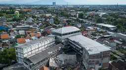 Badan Nasional Penanggulangan Bencana (BNPB) menyampaikan bahwa pembersihan puing bangunan musala yang ambruk di pondok pesantren Al Khoziny Sidoarjo, Jawa Timur, telah mencapai 80 persen. (Dicky Bisinglasi/AFP)