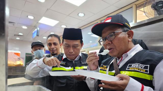 Direktur Bina Haji Kemenag Arsad Hidayat mencicipi katering jemaah haji di Bandara Jeddah. (FOTO: MCH PPIH ARAB SAUDI 2023)