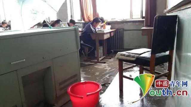 Guru Ini Viral, Lantaran Mengajar di Tengah Banjir 