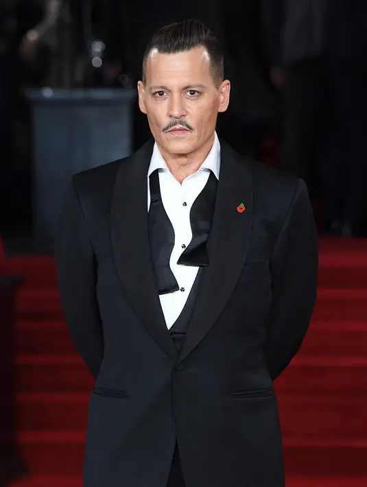 Foto tersebut pun membuat para penggemar bertanya mengenai kondisi mental Johnny Depp. (REX/Shutterstock/HollywoodLife)