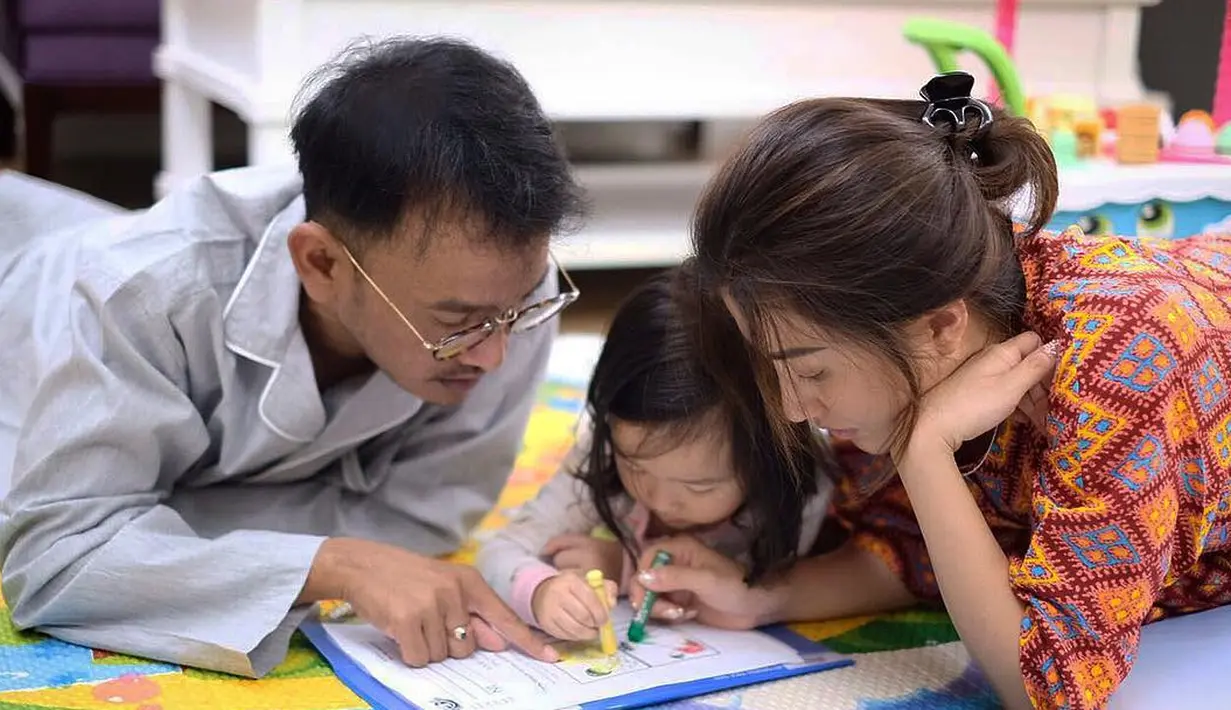 Tak hanya menidurkan Thalia, Sarwendah juga telaten saat membimbing Thalia untuk mengerjan tugas sekolah. (Foto: instagram.com/ruben_onsu)