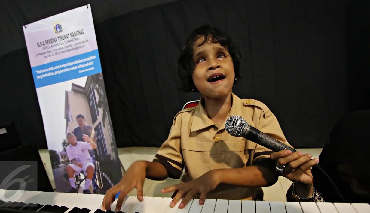 Murid dari sekolah untuk anak berkebutuhan khusus tampil dalam acara Musik untuk Semua di SLB A Pembina, Jakarta, Rabu (2/12). Acara tersebut diadakan dalam rangka perayaan Hari Internasional Orang dengan Disabilitas. (Liputan6.com/Immanuel Antonius)