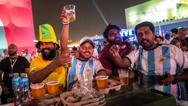 Foto: Menikmati Bir di Pembukaan FIFA Fan Festival Piala Dunia 2022