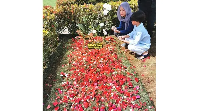 6 Momen Keluarga Bunga Citra Lestari Ziarah ke Makam Ashraf, Terlihat Tegar