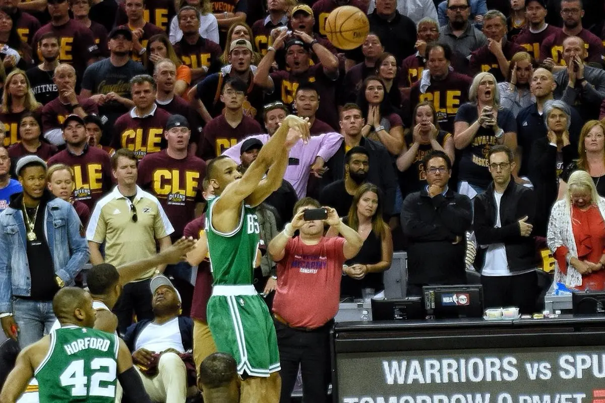 Avery Bradley memastikan kemenangan Boston Celtics atas Cleveland Cavaliers pada Gim 3 di Final Wilayah Timur NBA (Twitter Boston Celtics)