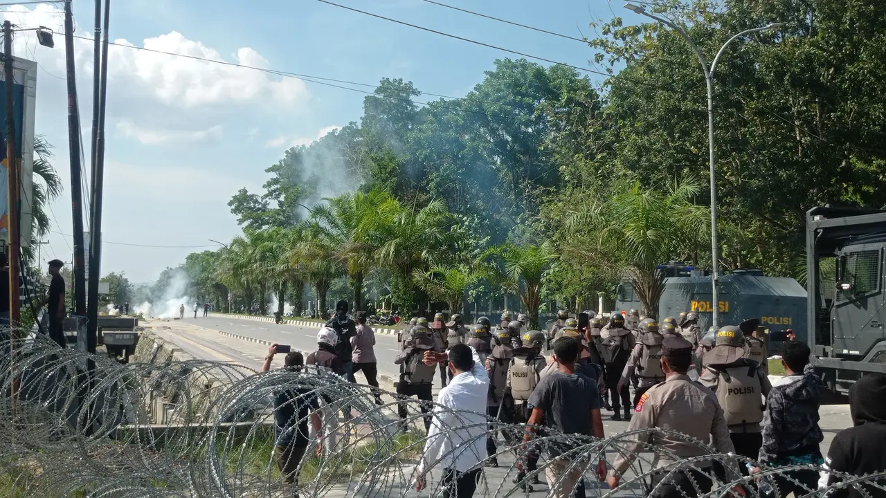 Aksi demonstrasi mahasiswa d Kota Kendari memperingati 3 tahun teewasnya Randi dan Yusuf, berujung ricuh, sebanyak 10 demonstran ditangkap polisi, Senin (26/9/2022).(Liputan6.com/Ahmad Akbar Fua).