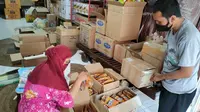 Demi memajukan pelaku Usaha Mikro, Kecil dan Menengah (UMKM), Pemerintah Provonsi Jawa Tengah menggelar program belanja parsel. Terkini, 2 ribu paket telah laku terjual dari Organisasi Pemerintah Daerah (OPD), BUMD maupun BUMN.