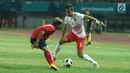 Pemain sayap Timnas Indonesia, M Rezaldi Hehanusa (kanan) berusaha mengecoh pemain Laos pada penyisihan Grup A Sepak Bola Asian Games 2018 di Stadion Patriot Candrabhaga, Bekasi, Jumat (17/8). (Liputan6.com/Helmi Fithriansyah)