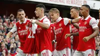 Pemain Arsenal rayakan gol ke gawang Nottingham Forest dengan bentangkan kostum eks pemain mereka yang menjadi korban penusukan Pablo Mari. (IAN KINGTON / AFP)