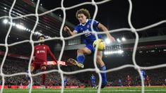 Kemenangan Liverpool atas Leicester City pada laga pekan ke-18 Liga Inggris 2022/2023 tak lepas dari peran pemain The Foxes, Wout Faes. Ia telah menyumbangkan dua gol kemenangan pada pertandingan yang berlangsung di Anfield, Sabtu (31/12/2022) dini hari WIB. (AFP/Oli Scarff)