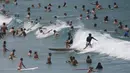 Warga Australia menghabiskan waktunya bermain dipantai Bondi Sydney selama gelombang panas yang melanda wilayah Australia, (20/11/2015). Akibat suhu yang panas, mayoritas warga Australia mengabiskan waktunya dipantai. (REUTERS/Jason Reed)