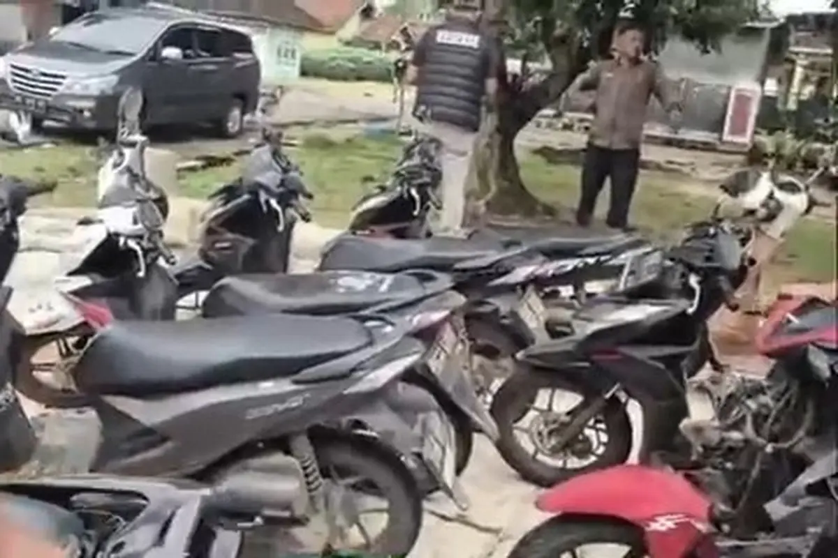 Polisi gerebek rumah penyimpanan motor hasil pembegalan. (Istimewa)