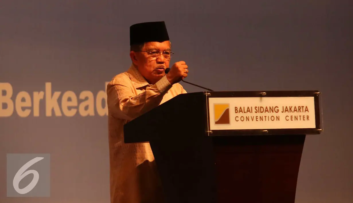 Wapres Jusuf Kalla memberikan pemaparan saat Dialog Ekonomi Dunia Usaha Indonesia, Jakarta, Selasa (28/6). Pengesahan kebijakan tax amnesty merupakan bukti pemerintah berhasil melakukan reformasi di sektor perpajakan (Liputan6.com/Angga Yuniar)