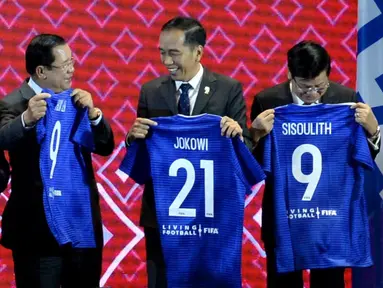 Presiden Joko Widodo menunjukkan jersey pada acara penandatanganan Nota Kesepahaman antara FIFA dan ASEAN di Bangkok, Sabtu (2/11/2019). Jokowi mendapat nomor punggung 21 karena keberhasilan Indonesia ditunjuk sebagai tuan rumah Piala Dunia U-20 pada 2021 mendatang. (Liputan6.com/Biro Pers Setpres)