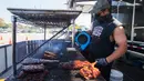 Seorang koki memasak iga dalam acara lantatur (drive-thru) Scarborough Ribfest 2020 di Toronto, Kanada, pada 27 September 2020. Akibat pandemi COVID-19, festival makanan itu hanya digelar dalam format drive-thru tahun ini mulai Sabtu (26/9) - Minggu (27/9). (Xinhua/Zou Zheng)