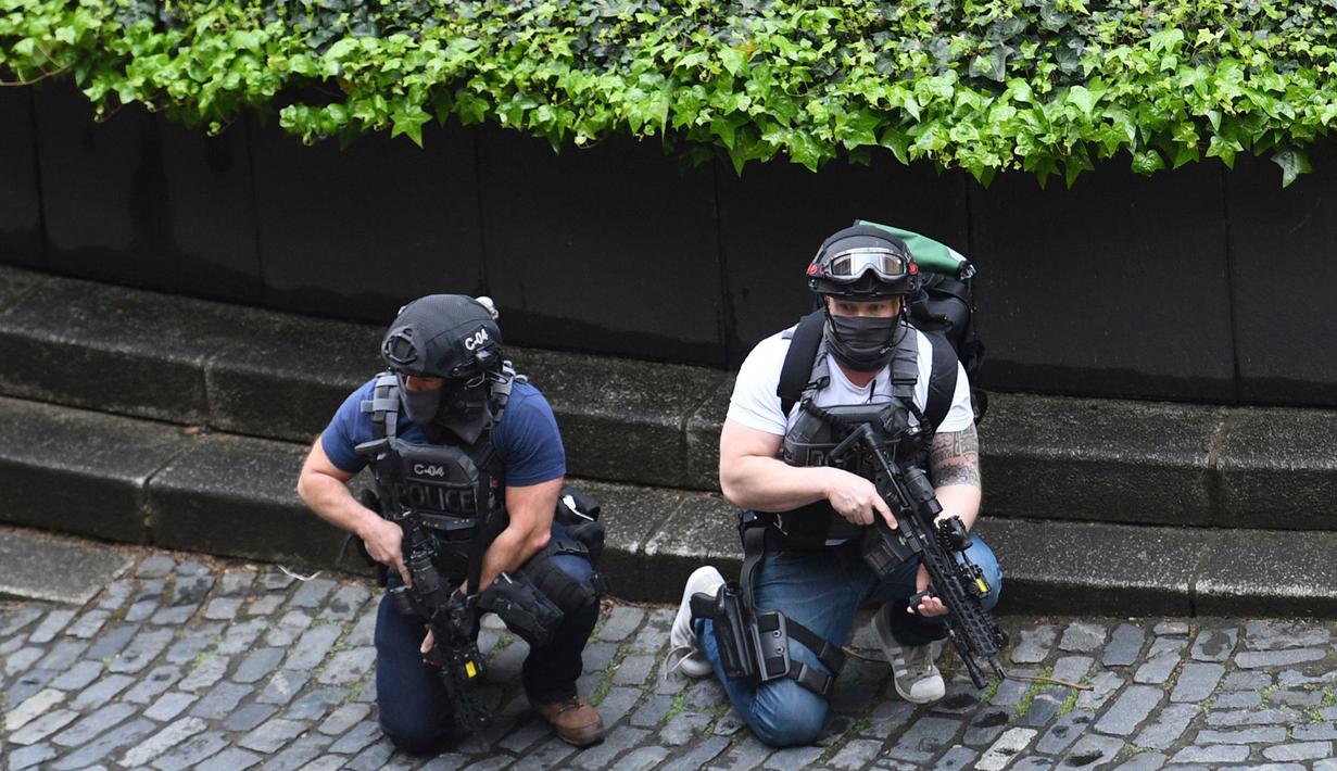 Polisi bersenjata mengamankan sekitar gedung Parlemen Inggris di London, Rabu (22/3). Kepanikan melanda ketika rangkaian serangan yang menewaskan setidaknya lima orang terjadi hanya beberapa meter dari pusat Gedung Parlemen. (Stefan Rousseau/PA via AP)