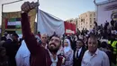 Acara tersebut menjadi ruang bagi masyarakat Gaza untuk merasakan kembali kebahagiaan yang telah lama direnggut oleh agresi dan blokade militer Israel. Tampak dalam foto, pasangan Palestina berpartisipasi dalam upacara pernikahan massal di Kota Hamad, Khan Younis, Jalur Gaza, Selasa 2 Desember 2025. (AP Photo/Abdel Kareem Hana)