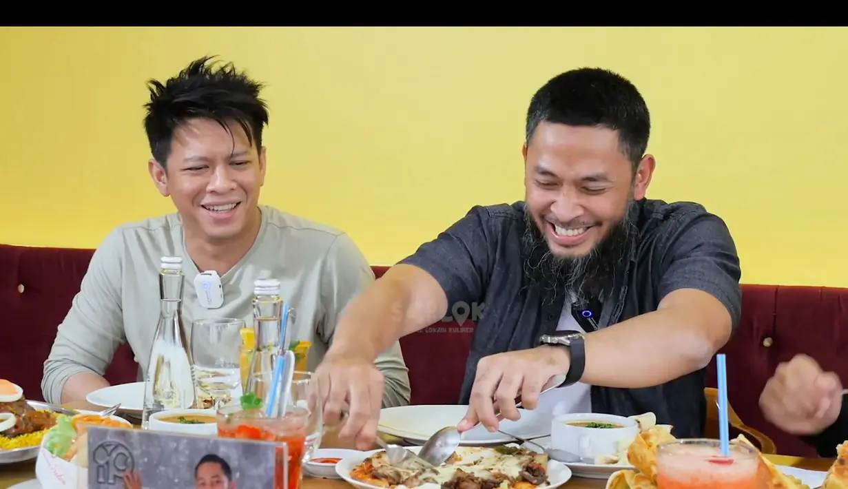 Ariel NOAH Makan Siang Bareng Uki, Bantah Ada Konflik Sejak Hengkang. (YouTube Serlok Kuliner)