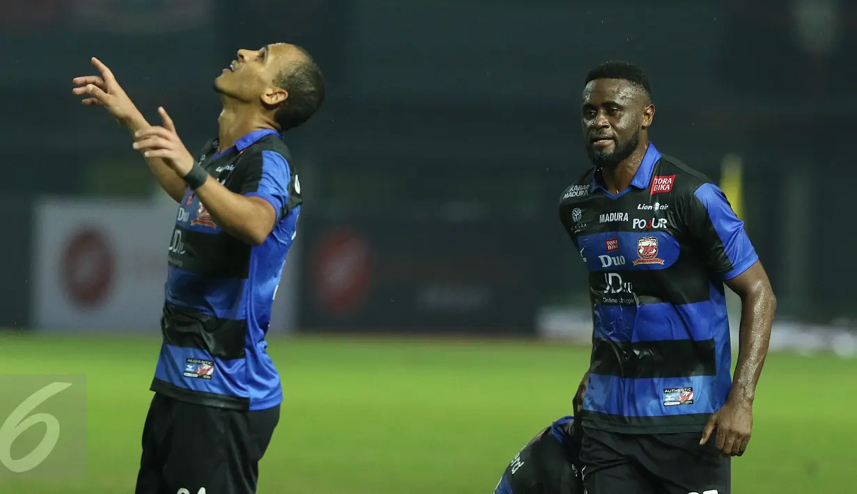 Penyerang Madura United, Peter O Odemwingie (kiri) bersama Boubacar Sanogo merayakan kemenangan atas Persija di laga lanjutan Liga 1 di Stadion Patriot Candrabhaga, Bekasi, Kamis (4/5). Persija kalah 0-1. (Liputan6.com/Helmi Fithriansyah)