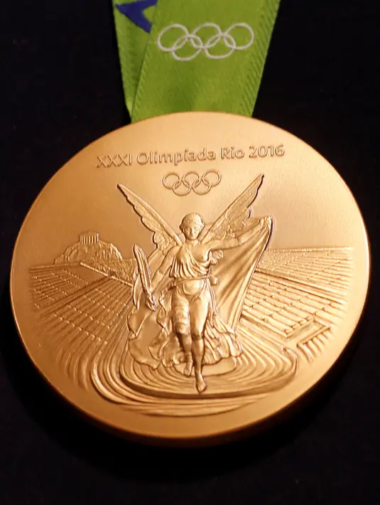 Medali emas Olimpiade 2016 saat diluncurkan di Rio de Janeiro, Brasil (14/6). Menurut penyelenggara, medali tersebut didesain berdasarkan kekuatan alam dan mewakili kekuatan pahlawan Olimpiade. (REUTERS/ Sergio Moraes)