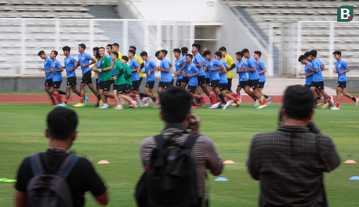 Selanjutnya, para Garuda Muda dibagi menggunakan rompi hijau dan oranye untuk melakukan latihan fisik yang dipimpin oleh pelatih fisik, Shin Sang-gyu. (Bola.com/Bagaskara Lazuardi)