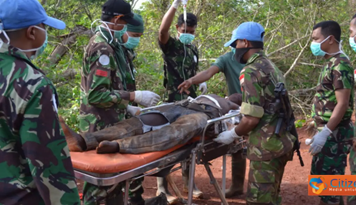 Citizen6, Kongo: Kontingen Indonesia sedang mengevakuasi para korban kecelakaan.