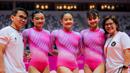 Tim senam putri Indonesia, Larasati Rengganis (kedua kiri), Salsabilla Hadi Pamungkas (tengah), dan Alarice Mallica Prakoso (kedua kanan), bersama pelatih Eva Novalina Butarbutar (kanan) berfoto bersama saat melakukan podium training jelang Kejuaraan Dunia Gimnastik 2025 di Indonesia Arena, Senayan, Jakarta, Sabtu (18/10/2025). (Bola.com/Bagaskara Lazuardi)