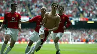 Ronaldo merayakan setelah mencetak gol di final Piala FA 2004 melawan Millwall di Cardiff (Dailymail)