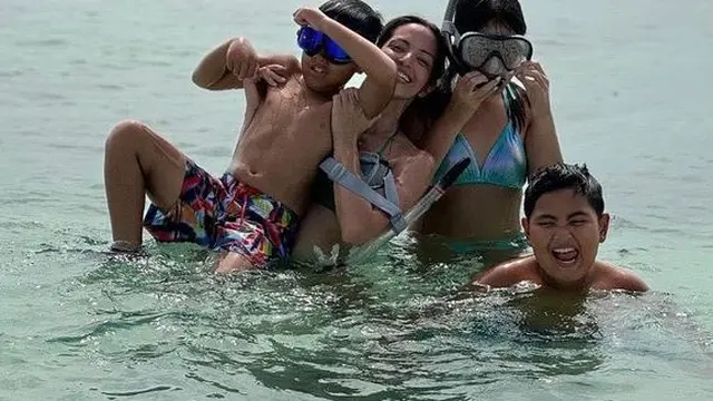 Nia Ramadhani dan anaknya saat Liburan di Pantai. [@ramadhaniabakrie]