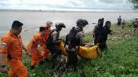 Sesosok mayat ditemukan warga di Muara Sungai Bangkahulu dalam kondisi mengapung dan sedang disantap biawak (Liputan6.com/Yuliardi Hardjo)
