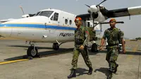 Prajurit TNI AU berjalan di dekat sebuah pesawat Aviastar di Bandara Sultan Hasanuddin di Makassar, Sulawesi Selatan (3/10/2015). (REUTERS/Yusuf Ahmad)