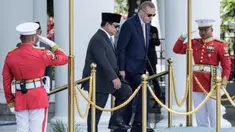 Presiden Indonesia Prabowo Subianto (kiri) dan Presiden Turki Recep Tayyip Erdogan naik ke atas panggung untuk upacara penyambutan di Istana Kepresidenan, Bogor, Jawa Barat, Rabu 12 Februari 2025. (YASUYOSHI CHIBA/AFP)