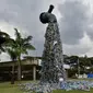 Monumen bertema "Matikan Keran Plastik" oleh aktivis dan seniman Kanada, Benjamin von Wong, menggunakan sampah plastik yang diambil dari perkampungan kumuh terbesar di Nairobi, Kibera. (TONY KARUMBA/AFP)