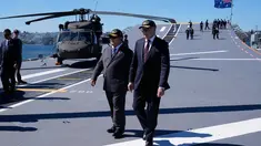 Presiden Indonesia Prabowo Subianto (kiri) bersama Perdana Menteri Australia Anthony Albanese berjalan di dek kapal HMAS Canberra di pangkalan armada Kuttabul di Sydney, Australia, Rabu 12 November 2025. Presiden Prabowo Subianto meninjau langsung Kapal HMAS Canberra di Garden Island Naval Base, Australia. (AP Photo/Rick Rycroft)