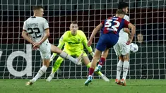 Pemain Barcelona Fermin Lopez mencetak gol ke gawang Shakhtar Donetsk pada pertandingan sepak bola Grup H Liga Champions di Stadion Olimpiade, Barcelona, Spanyol, Rabu (25/10/2023). (AP Photo/Joan Monfort)