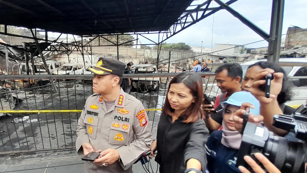 Kabid Humas Polda Metro Jaya, Kombes Trunoyudo Wisnu Andiko di lokasi kebakaran Depo Pertamina Plumpang