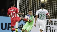 Kiper Timnas Indonesia, Andritany Ardhiyasa, menangkap bola saat melawan Singapura pada laga Piala AFF di Stadion Nasional, Singapura, Jumat (9/11). Singapura menang 1-0 atas Indonesia. (Bola.com/M. Iqbal Ichsan)
