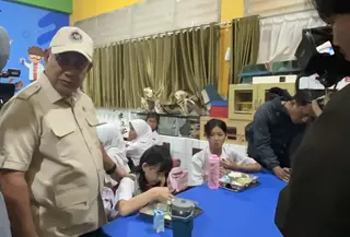 Kepala BGN Dadan Hindayana saat meninjau pelaksanaan MBG di SDN 01 Kalibaru, Cilincing, Jakarta Utara, Kamis (8/1/2026). (Winda Nelfira/Liputan6.com)