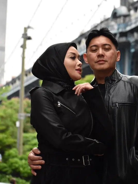 Dalam pemotretan satu ini, Terry Putri dan Derly terlihat kompak menggunakan jaket kulit berwarna hitam. Bahkan, keduanya juga tak ragu untuk memperlihatkan kemesraan bersama. (Liputan6.com/IG/@terryputri)