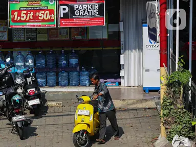 Aktivitas juru parkir liar memindahkan atau memarkirkan kendaraan warga di salah satu minimarket di Jakarta, Senin (5/5/2025). (Liputan6.com/Angga Yuniar)