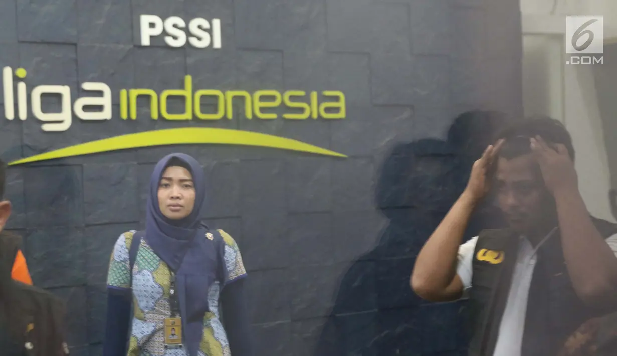 Tim Satgas Anti Mafia Bola saat di Kantor PT Liga Indonesia di Kawasan Kuningan, Jakarta, Jumat (1/2). Satgas Anti Mafia Bola melakukan penggeledahan Kantor PT Liga Indonesia terkait dugaan pengaturan hasil pertandingan. (Liputan6.com/Helmi Fithriansyah)