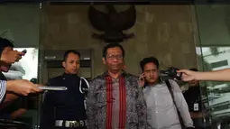 Mahfud MD mengaku tak mau jadi saksi meringankan dalam kasus suap sengketa pilkada Kabupaten Tapanuli Tengah, Sumatera Utara, untuk tersangka yang juga Bupati non-aktif Raja Bonaran Situmeang, Senin (8/12/2014). (Liputan6.com/Herman Zakharia)