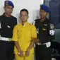 Anggota TNI yang pukuli polisi di tengah jalan di Pekanbaru itu diborgol dan ditahan. (Liputan6.com/M Syukur)