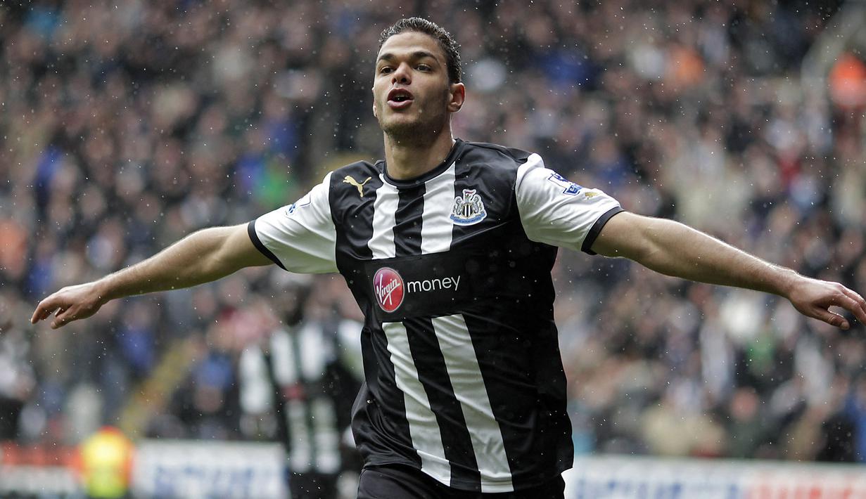 Ketika berseragam Newcastle, Hatem Ben Arfa tak mampu mengulangi penampilan gemilangnya saat di Lille dan Marseille. Ia mulai mengalami penurunan performa dan dan dilepas The Magpies pada 2015 silam. Singkat cerita, terhitung per 1 Juli 2021 lalu, ia berstatus bebas transfer. (AFP/Graham Stuart)