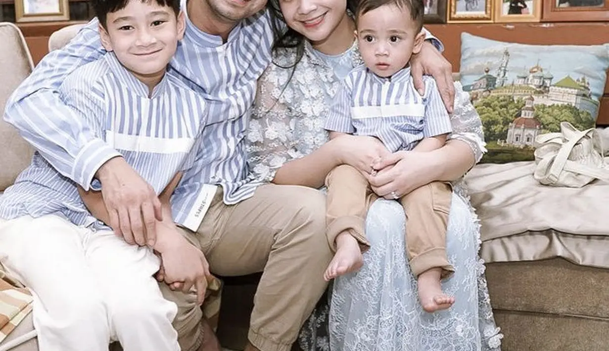 <p>Raffi Ahmad dan Nagita Slavina pun lebaran tahun ini menghabiskan waktu lebaran di Bandung. Saat di kampung halaman, keluarga sultan Andara ini kompak mengenakam busana serba biru. Credit: (@raffinagita1717)</p>