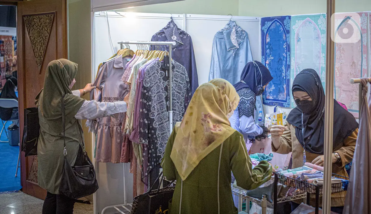 Pengunjung melihat produk kerajinan di salah satu stan pada pameran Inacraft 2022 di Balai Sidang JCC, Rabu (23/3/2022). Penyelenggaraan Inacraft ke-22 ini diikuti 722 peserta terdiri dari 510 peserta individu, 169 peserta binaan dinas, dan 43 peserta binaan BUMN. (Liputan6.com/Faizal Fanani)
