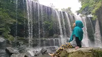 Salah satu pengunjung air terjun Temam di Musi Rawas Sumsel, sedang menikmati segarnya udara di destinasi wisata alam tersebut (Liputan6.com / Nefri Inge)