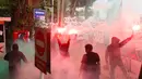 Saat berunjuk rasa, mereka juga menyalakan petasan berjenis flare dan kembang api. Tampak dalam foto, suporter timnas Indonesia, Ultras Garuda, saat menggelar aksi unjuk rasa di depan Kantor PSSI, GBK Arena, Senayan, Jakarta Pusat, Jumat (14/11/2025). (Bola.com/M Iqbal Ichsan)