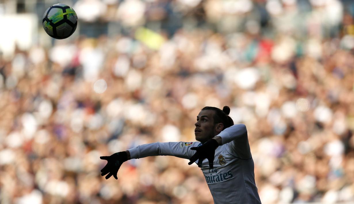 Aksi pemain Real Madrid, Gareth Bale menyambut bola saat melawan Alaves pada La Liga Santander di Santiago Bernabeu stadium, Madrid, (24/2/2018). Real Madrid menang 4-0.  (AP/Francisco Seco)
